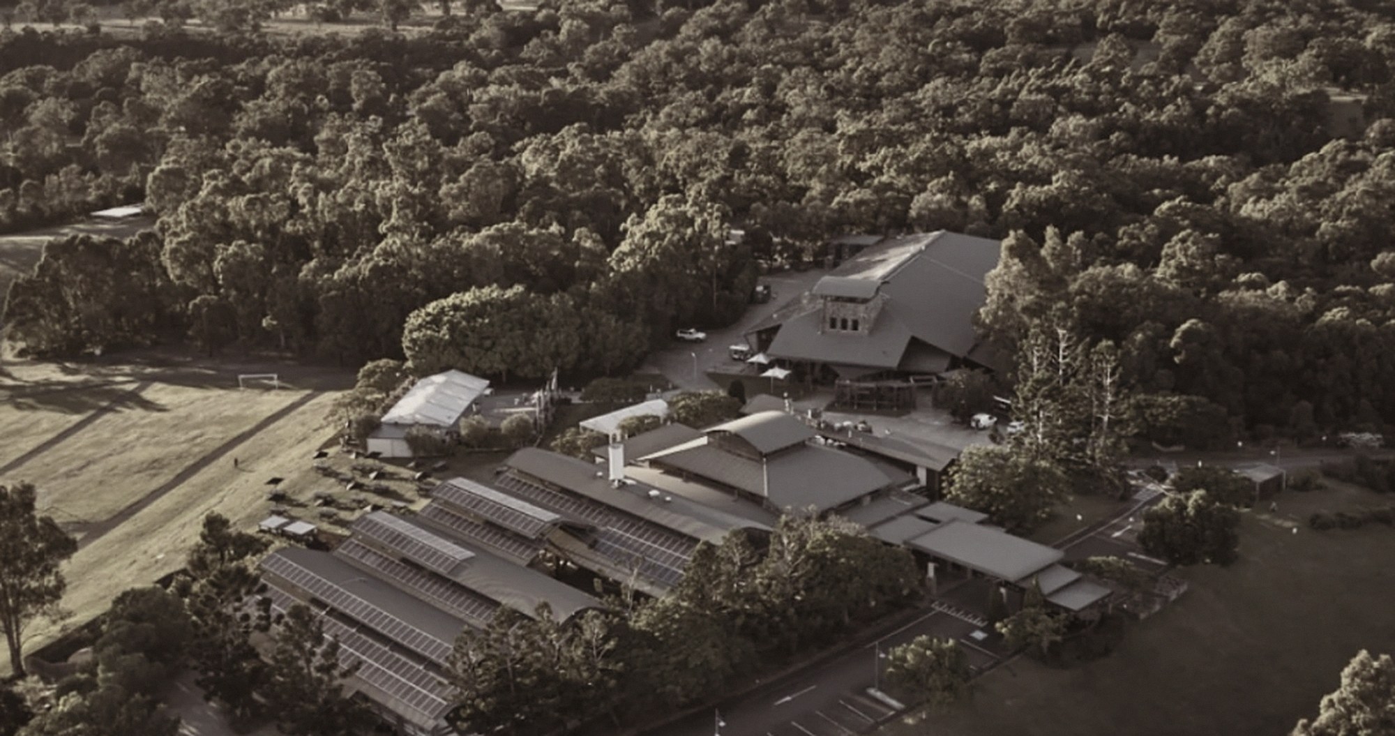 森に囲まれたMount CottonのSirrometワイナリー全景