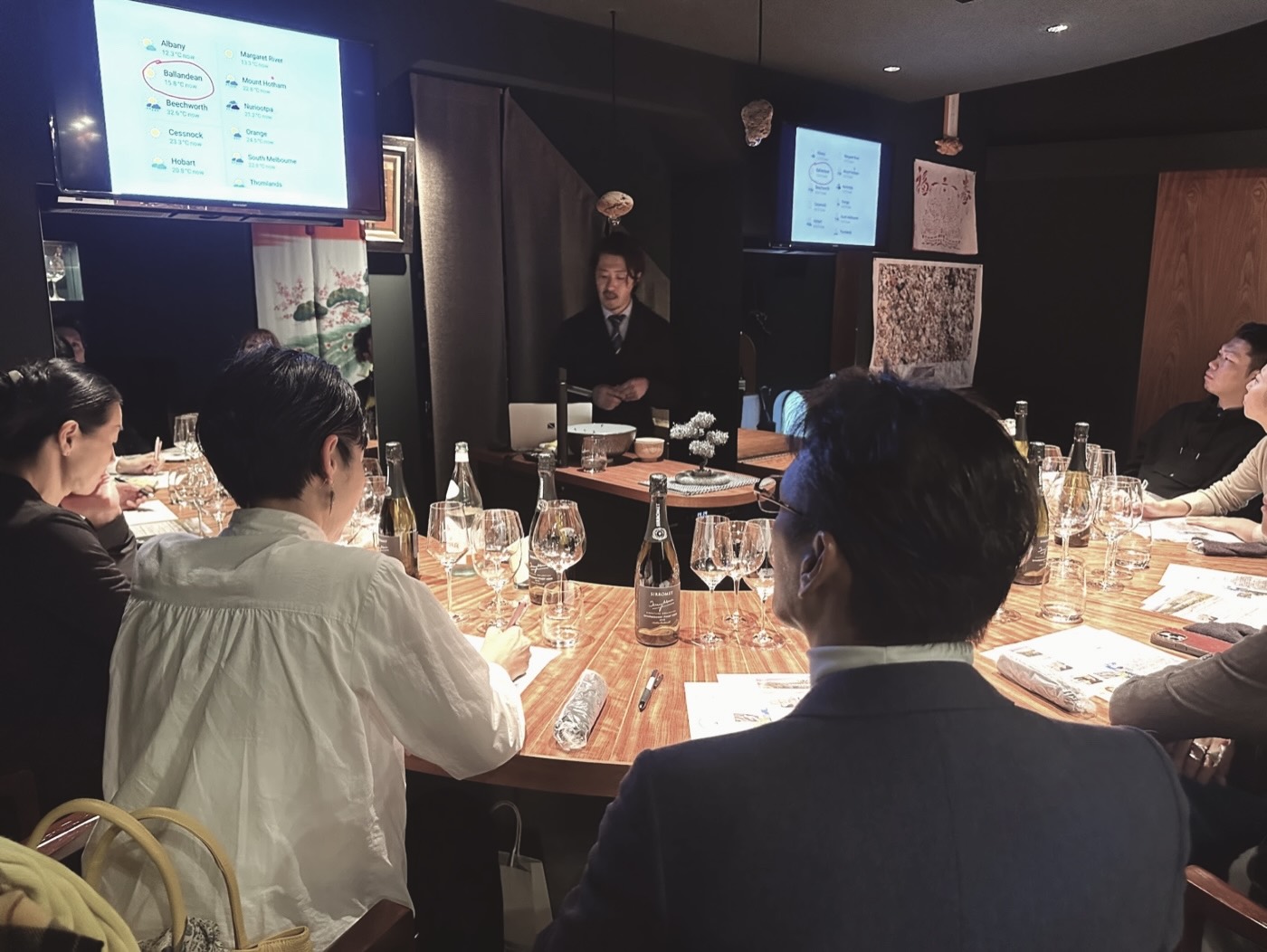 日本国内のセミナー会場で、講師の説明を聞きながらグラニットベルトのワインをテイスティングする参加者たち
