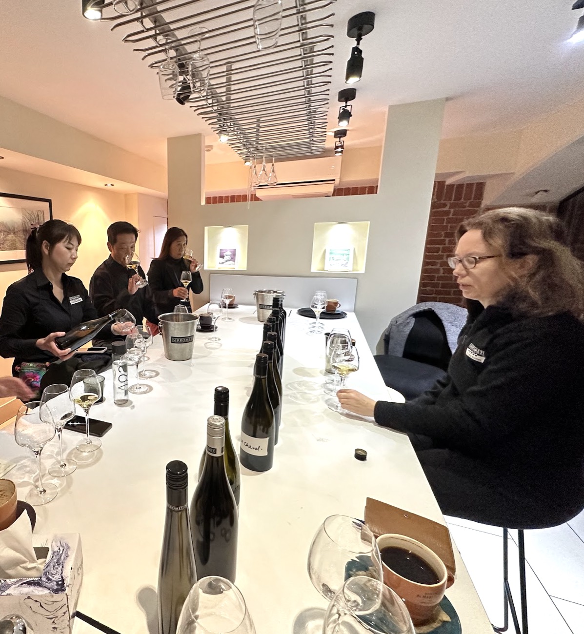 グラニットベルトワインメーカーのテイスティングカウンターで、セラーストックのワインを試飲する様子