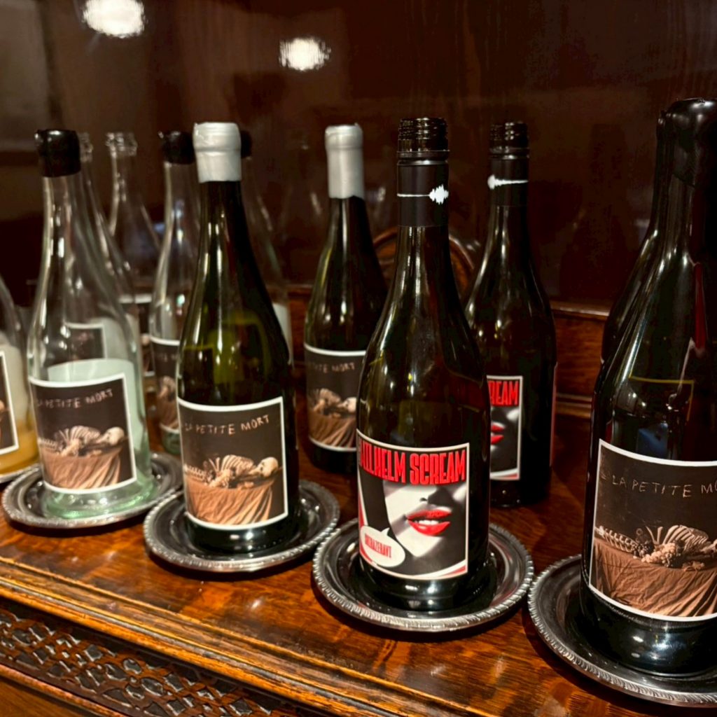 カウンターに並ぶBent Road Wineryのワイン