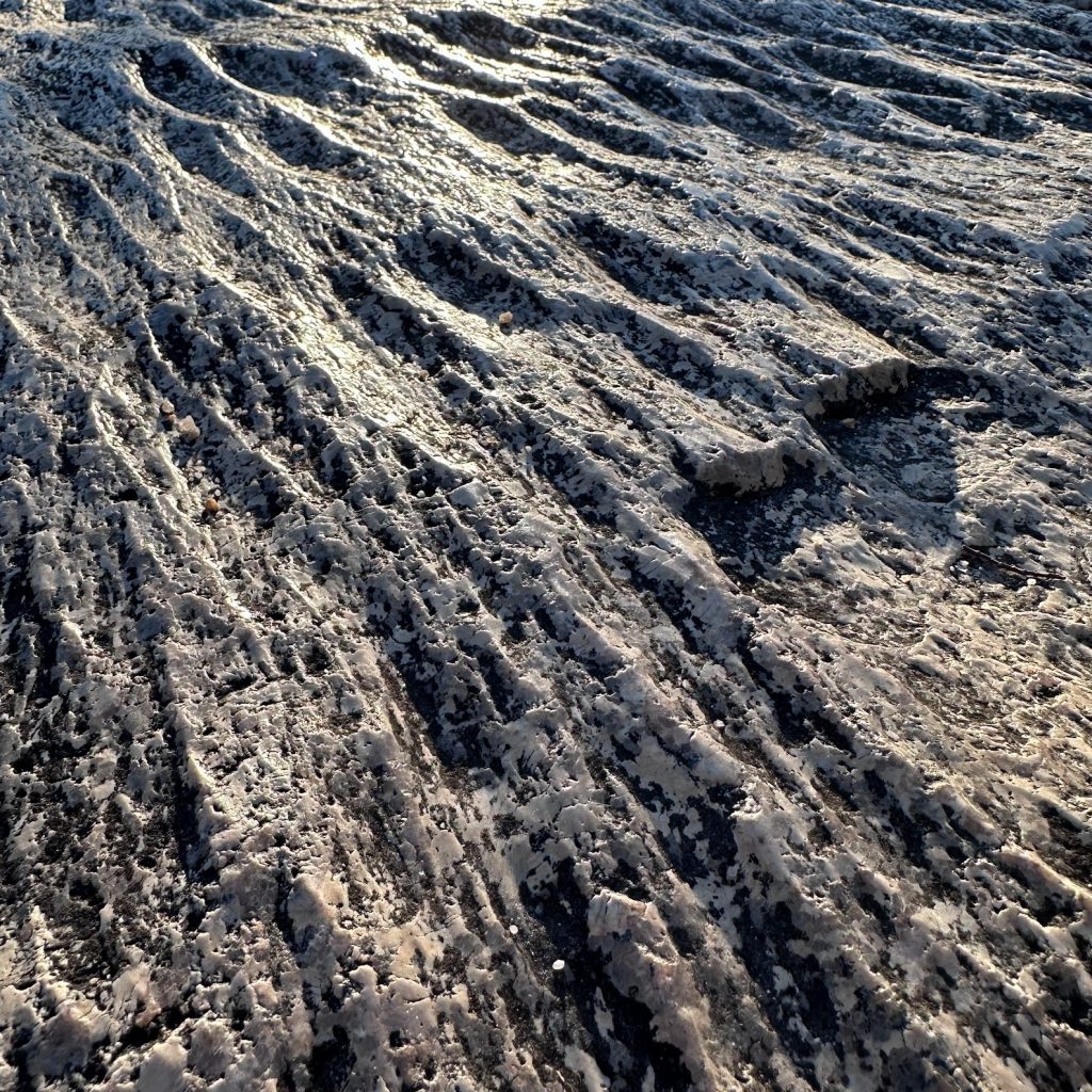 風化して筋が刻まれた花崗岩の表面