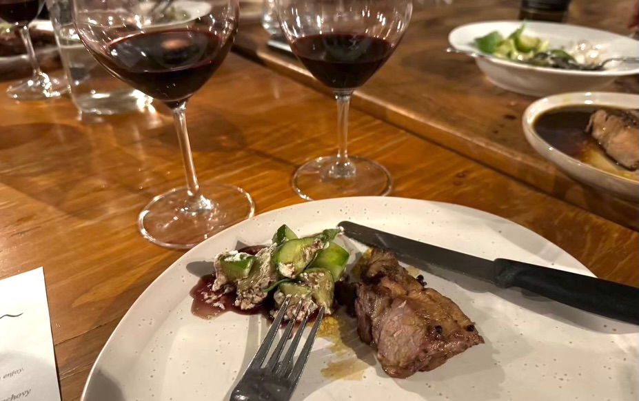 肉料理と赤ワインのグラス