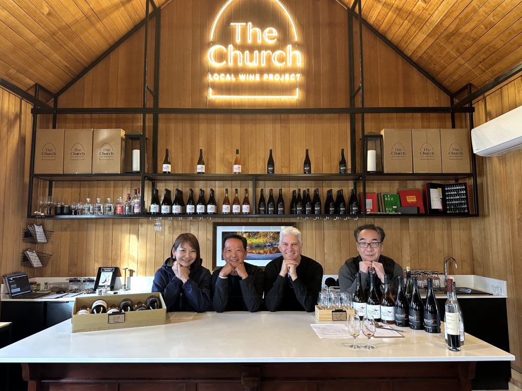 「The Church」の看板の下、カウンターに並ぶ人たち