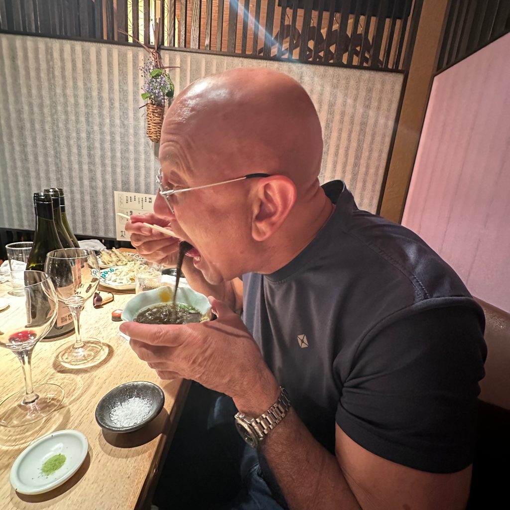 料理を味わう男性