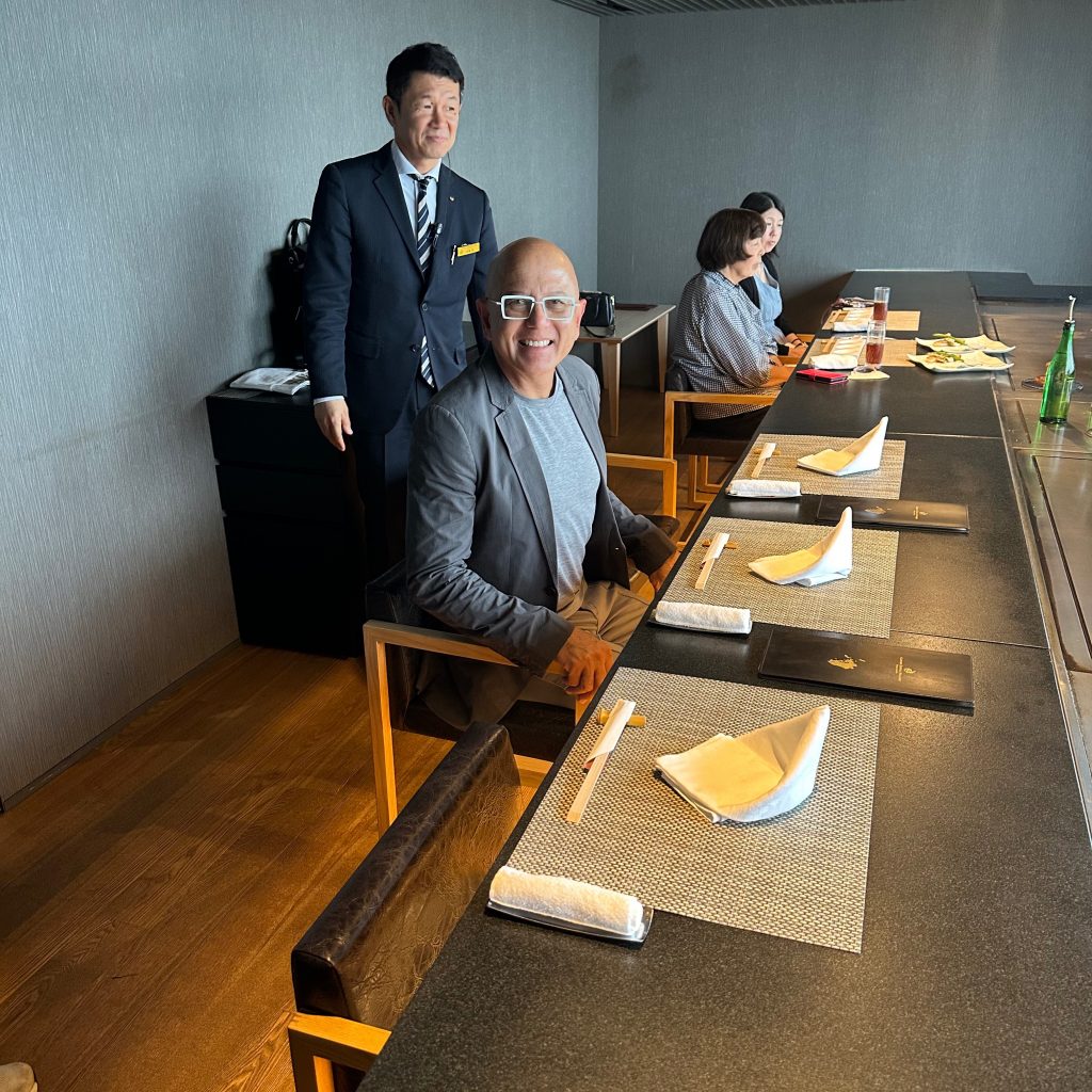 カウンター席の一行と店の人