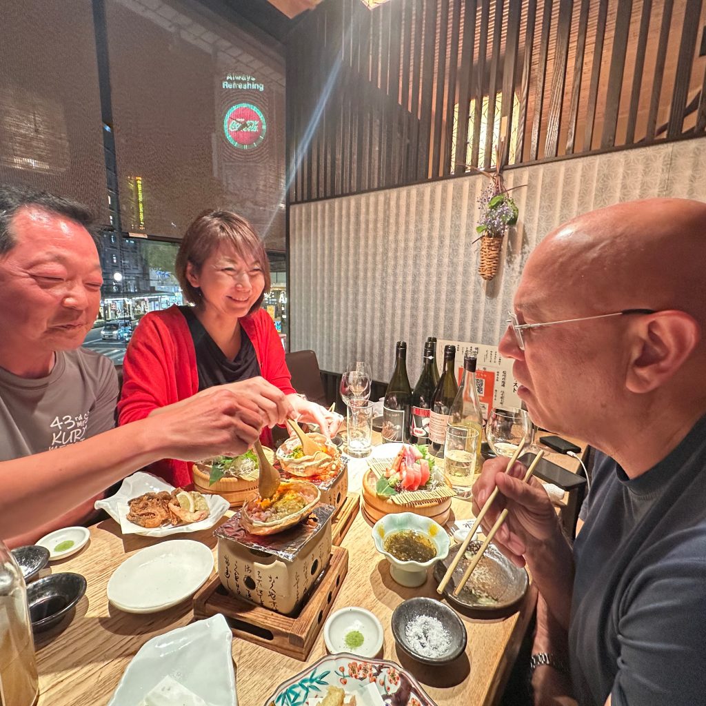食卓を囲んで料理を楽しむ人たち
