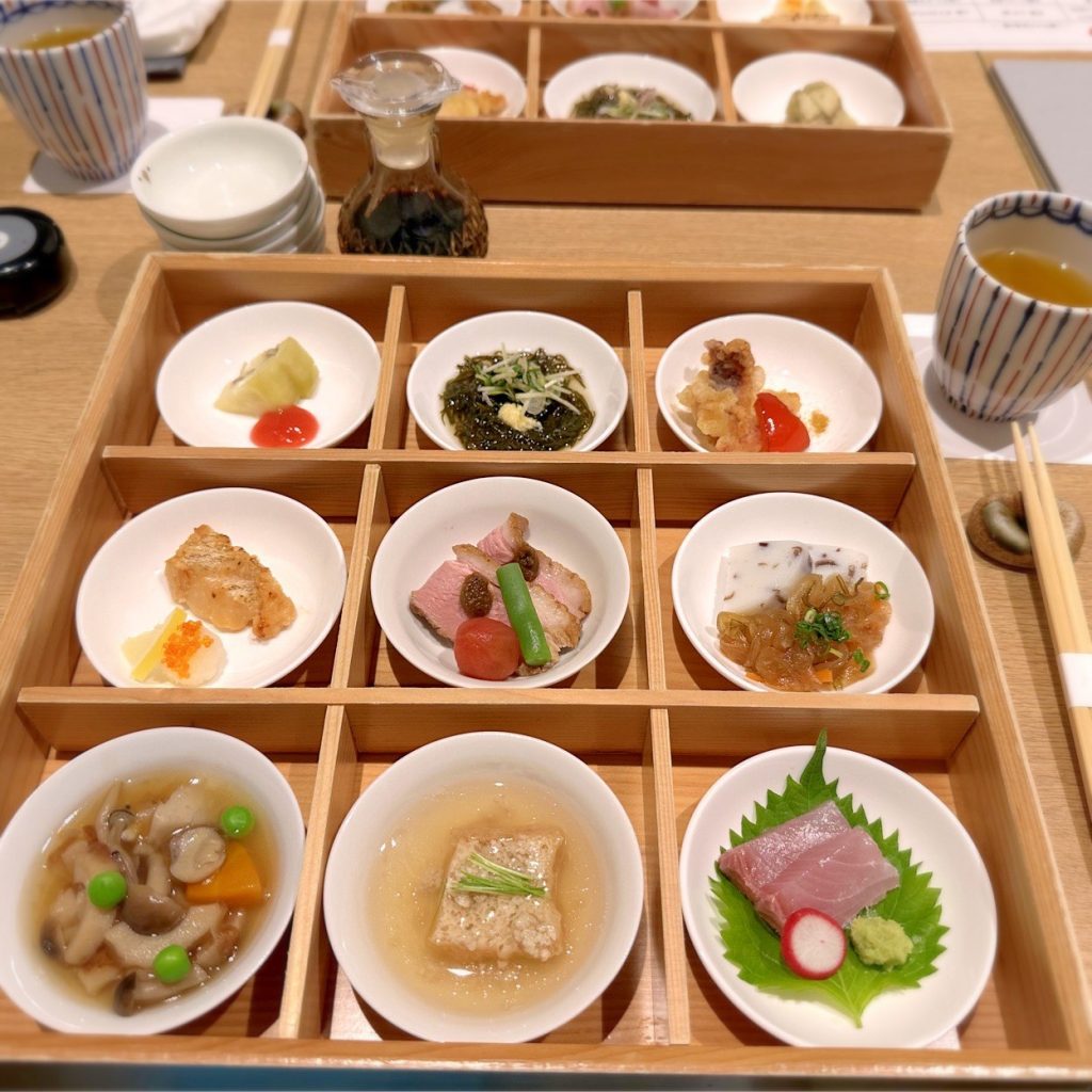 木の箱に盛り付けられた小鉢の料理