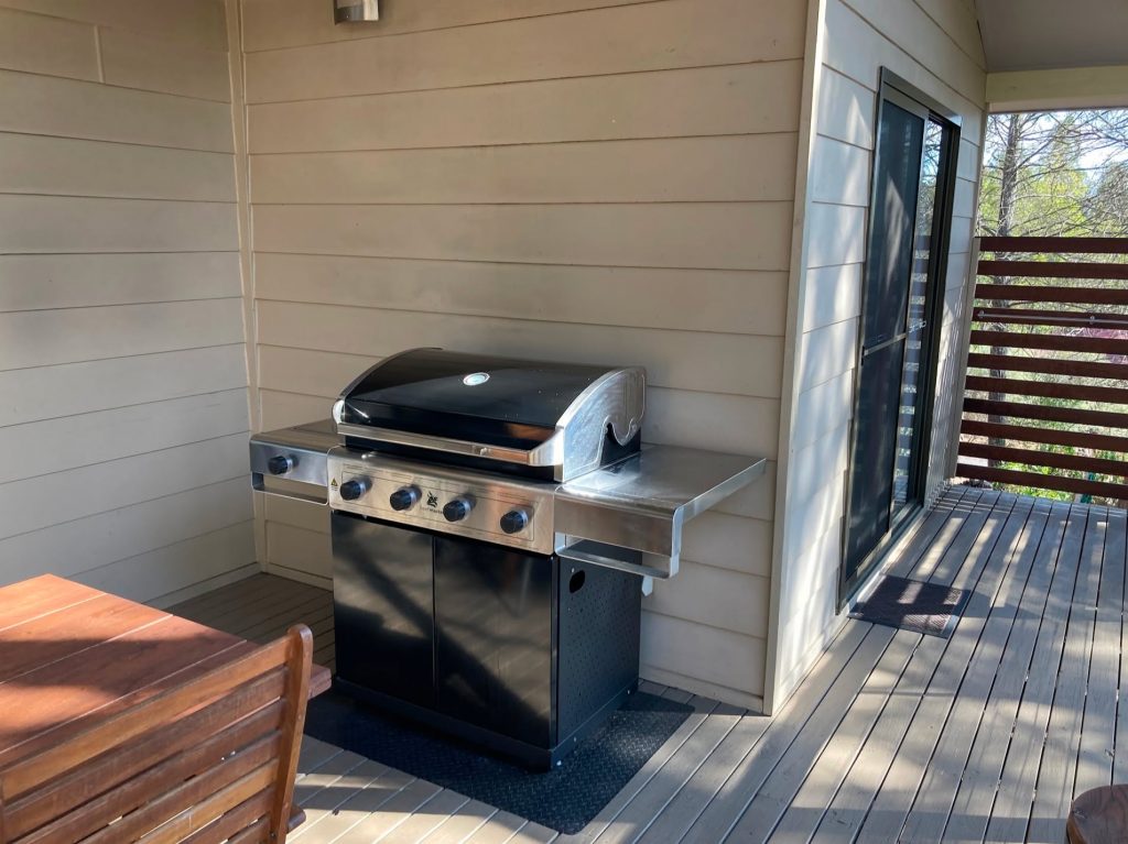ベランダに置かれたBBQグリル