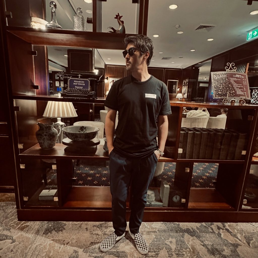La Petite MortのTシャツを着て店内に立つ男性